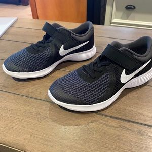 Boys Nike Revolution 4